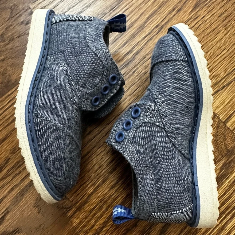 TOMS Tiny Brogue oxfords in Blue Chambray, toddler size 5 (NWT)